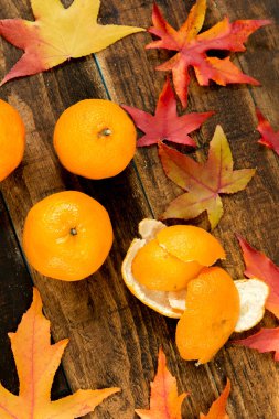 mandalina sonbahar yaprakları ile