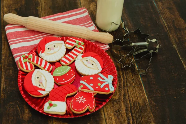 Χριστουγεννιάτικα μπισκότα σε κόκκινο πιάτο — Φωτογραφία Αρχείου