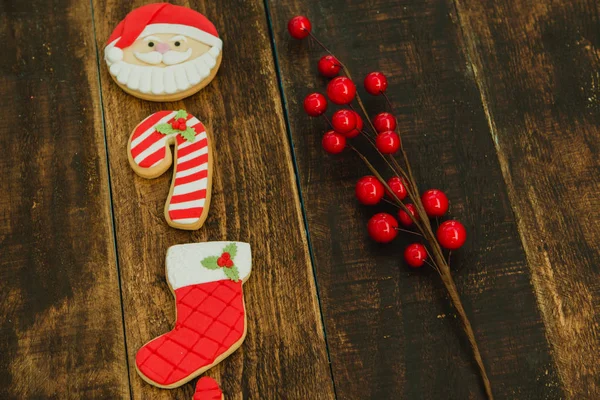 Biscoitos vermelhos de Natal e ramo — Fotografia de Stock