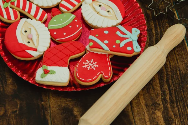 Χριστουγεννιάτικα μπισκότα σε κόκκινο πιάτο — Φωτογραφία Αρχείου