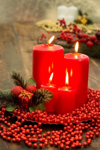 Bougies rouges et décor de Noël — Photo