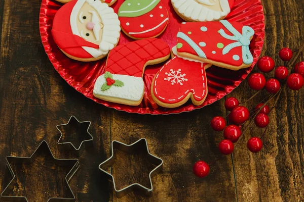 Biscoitos de Natal na placa vermelha — Fotografia de Stock