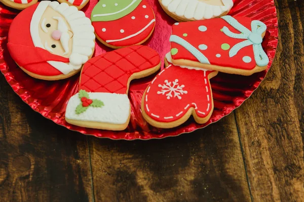 Biscotti di Natale sul piatto rosso — Foto Stock