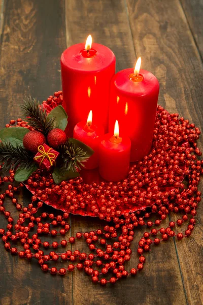 Bougies rouges et décor de Noël — Photo