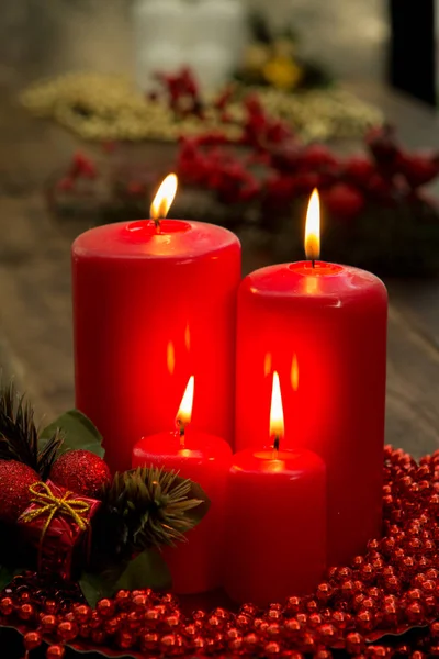 빨간 초 및 크리스마스 장식 — 스톡 사진