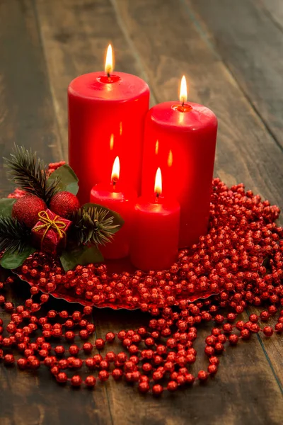 Bougies rouges et décor de Noël — Photo