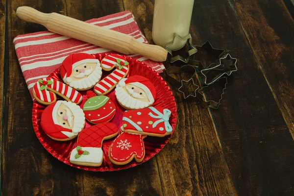 Biscoitos de Natal na placa vermelha — Fotografia de Stock