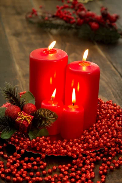 Piros gyertya és karácsonyi dekoráció — Stock Fotó