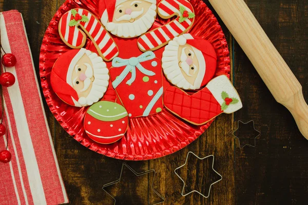 Biscotti di Natale sul piatto rosso — Foto Stock