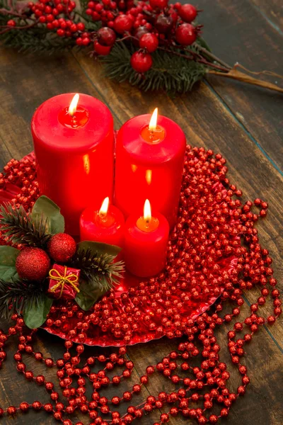 赤いキャンドルとクリスマスの装飾 — ストック写真