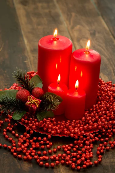Røde stearinlys og julepynt – stockfoto