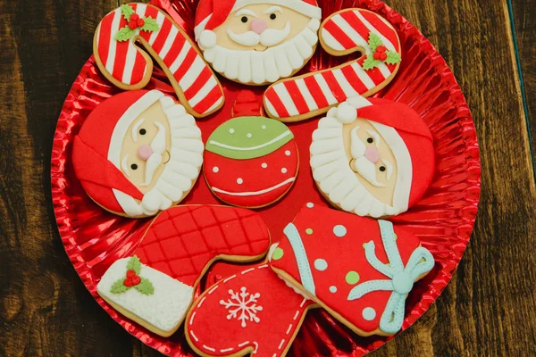 Kırmızı plaka üzerinde Noel kurabiyeleri — Stok fotoğraf