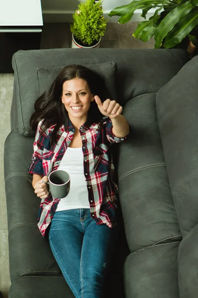 Mulher com copo no sofá — Fotografia de Stock