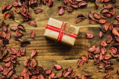 Kuru yaprakları ile güzel hediye