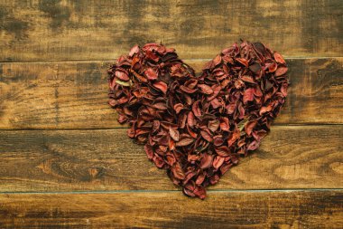 Kuru yaprakları ile yapılan kalp