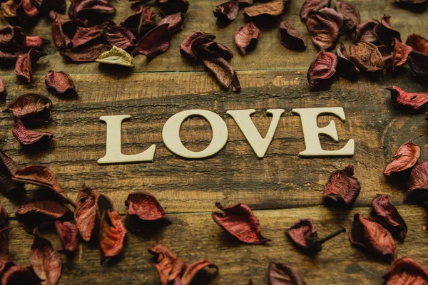 마른 꽃잎 주위와 사랑 단어 — 스톡 사진