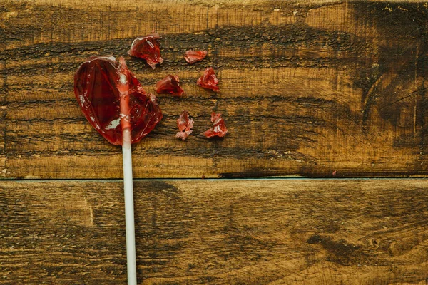 Gebrochener roter Lutscher mit Herzform — Stockfoto