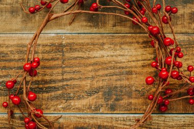 Kırmızı böğürtlenli Noel dalı