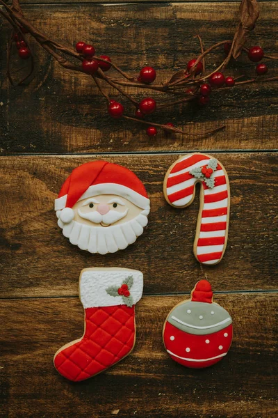 Μπισκότα για τα Χριστούγεννα με κόκκινα μούρα — Φωτογραφία Αρχείου