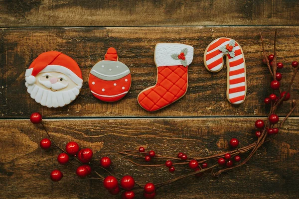 Μπισκότα για τα Χριστούγεννα με κόκκινα μούρα — Φωτογραφία Αρχείου