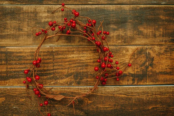 Різдвяна гілка з червоними ягодами — стокове фото
