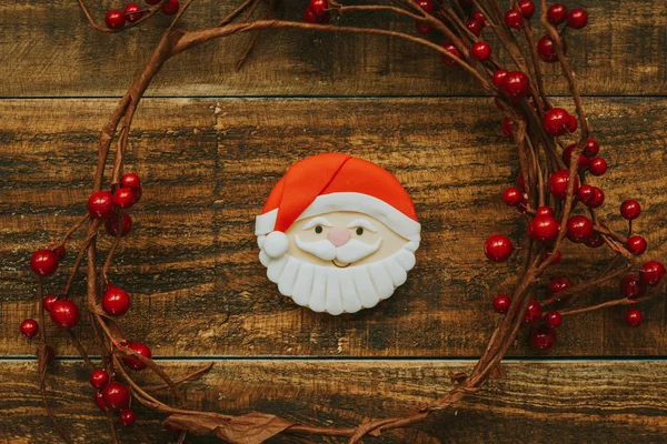 Kerst cookie en tak met bessen — Stockfoto