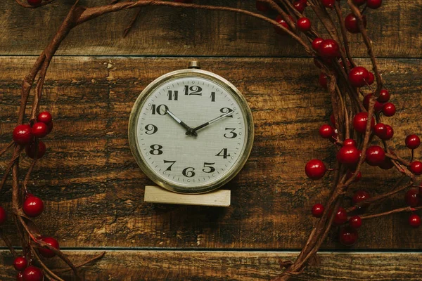 Χρυσό ρολόι-ξυπνητήρι με κόκκινα μούρα — Φωτογραφία Αρχείου