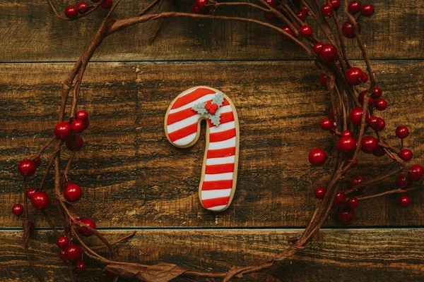 Vánoční cookie a větve s plody — Stock fotografie