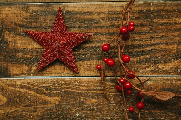 Estrela de Natal com ramo de bagas — Fotografia de Stock