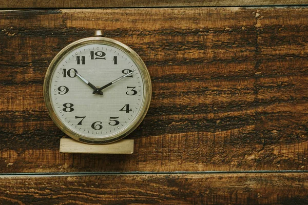Relógio de alarme antigo dourado — Fotografia de Stock