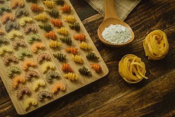 Färgglad pasta på träskiva — Stockfoto