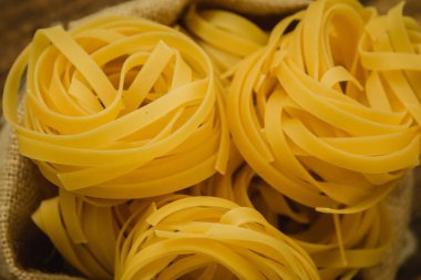 ahşap masa üstünde kuru makarna