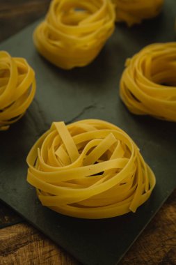 Kuru makarna mermer kayrak üzerine