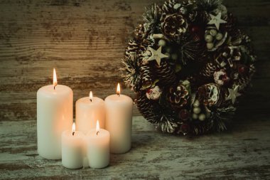 Noel çelenk ile yanan mumlar