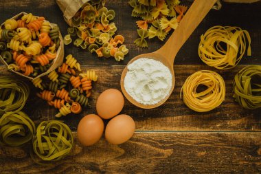 Farklı renkli makarna 