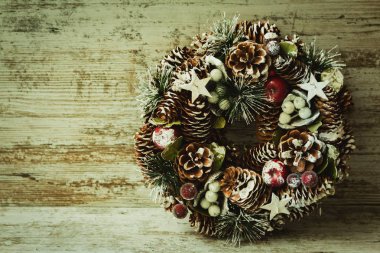 Doğal elemanları ile Noel çelenk 