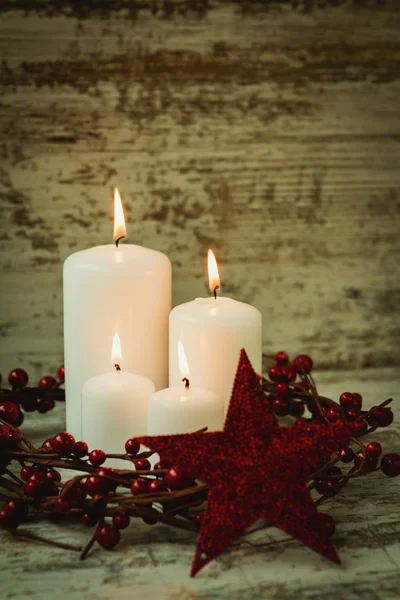 Brûler des bougies dans la couronne de Noël — Photo