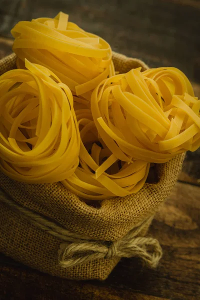 Torr pasta på träbord — Stockfoto
