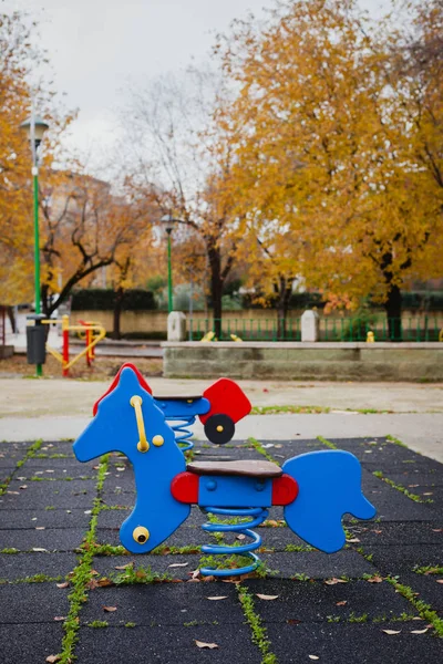 Одинокая детская площадка осенью — стоковое фото