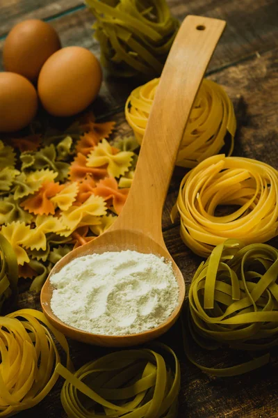 Verschillende soorten gekleurde pasta — Stockfoto