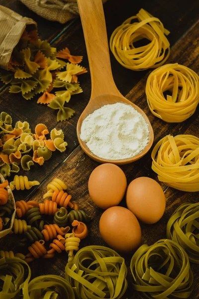 Verschillende soorten gekleurde pasta — Stockfoto