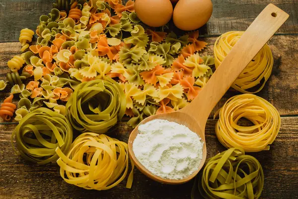 Olika typer av färgade pasta — Stockfoto