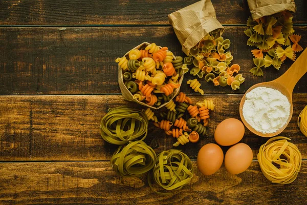 Farklı renkli makarna 