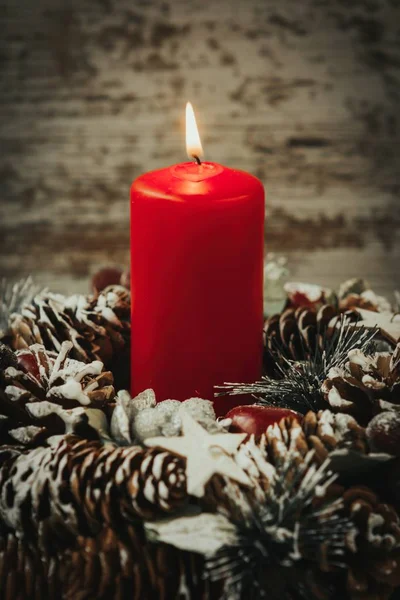 Palącej się świecy w Boże Narodzenie wieniec — Zdjęcie stockowe
