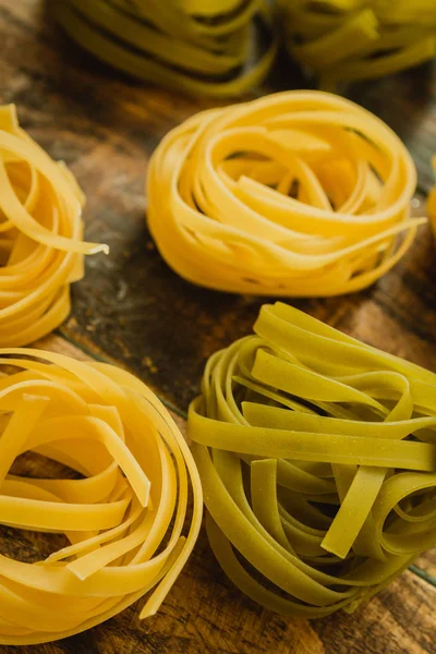 Pastas secas sobre mesa de madera —  Fotos de Stock