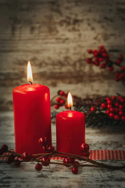 Рождественская композиция со свечами — стоковое фото