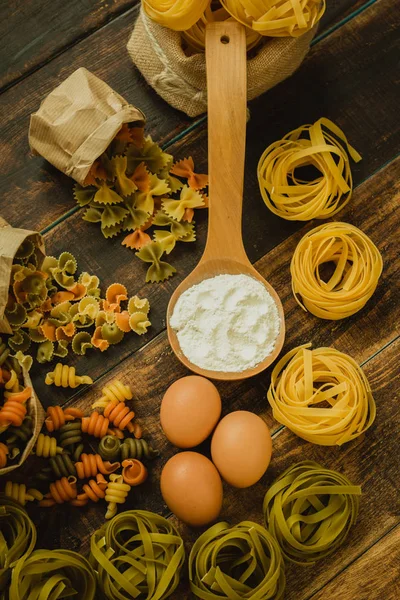 Verschillende soorten gekleurde pasta — Stockfoto