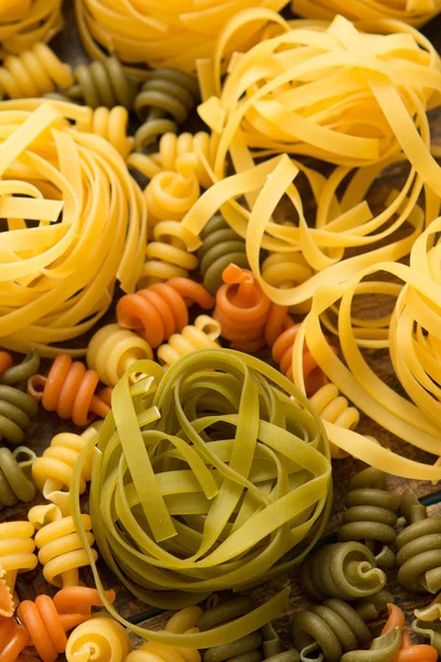 Olika typer av färgade pasta — Stockfoto