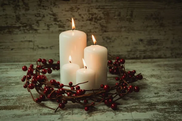 Velas ardientes con decoraciones navideñas — Foto de Stock