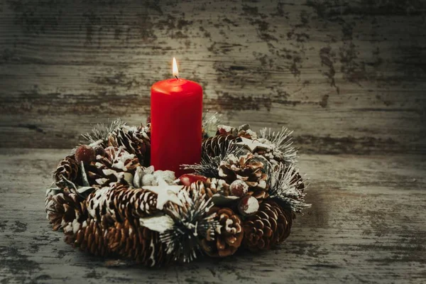 Горящая свеча в рождественском венке — стоковое фото